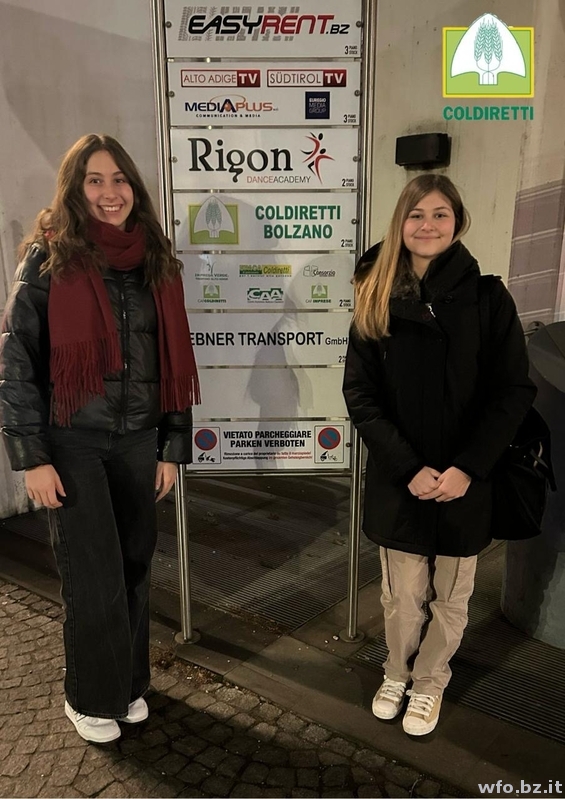 Katharina Hofer und  Elena Giaquinta vor der Coldiretti