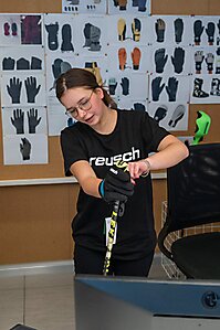 Cecilia bei der Handschuhanprobe bei der Fa. Reusch